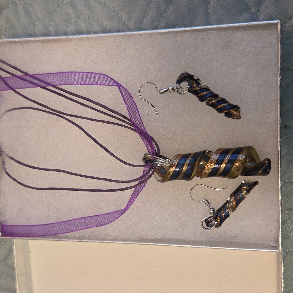 NIB ELEGANT HANDMADE BLOWN GLASS NECKLACE AND EARRING SET WITH PURPLE RIBBON